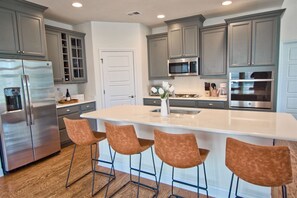 冷蔵庫、電子レンジ、オーブン、コンロ