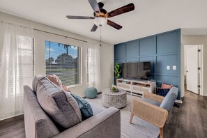 Smart-TV, Tischtennisplatte, Bücher, Arbeitsbereiche