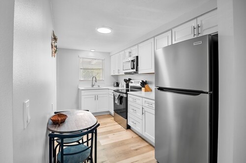 Family-Friendly Duplex Near Beaches & Local Shops - A Place In Paradise Unit A