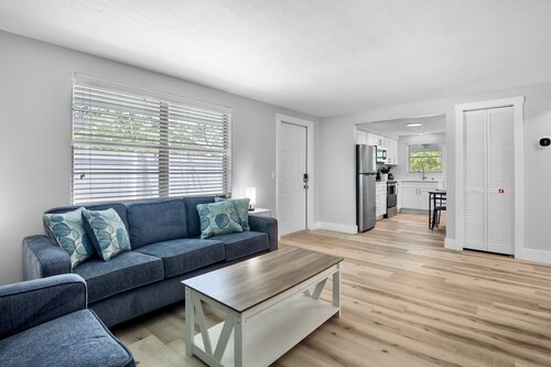 Dog-Friendly 4 Mins to the Beach & Pine Ave - A Place in Paradise Unit B