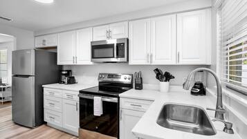 Køleskab, mikrobølgeovn, ovn, kogeplade