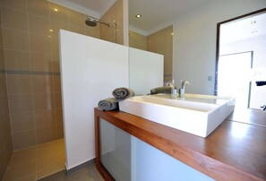 Douche, serviettes fournies