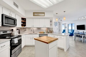 Wasserkocher mit Kaffee-/Teezubehör, Kühlschrank, Mikrowelle, Ofen