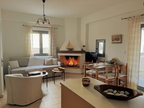 Fernseher, Kamin, Bücher, Stereoanlage