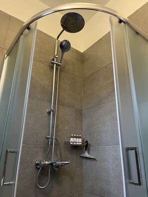 Dusche, Haartrockner, Handtücher, Seife