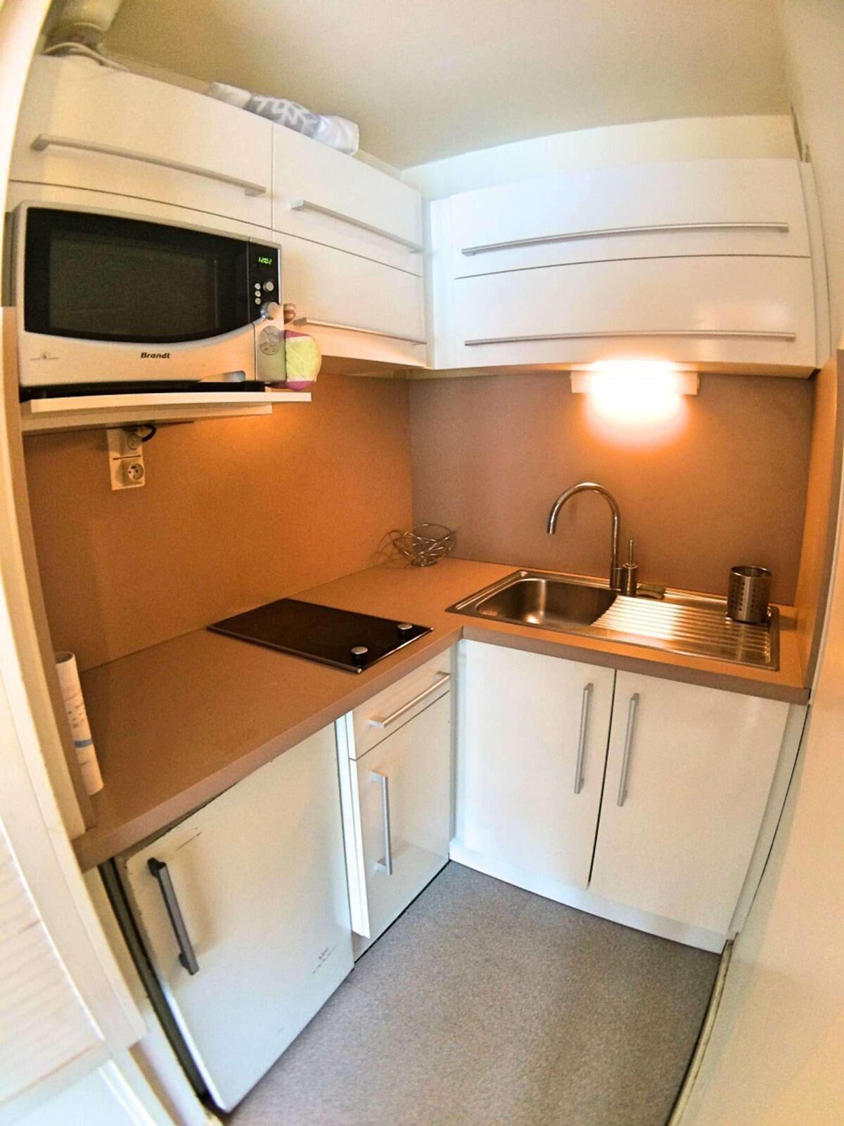 Een koelkast, een magnetron, een oven, een koffiezetapparaat/waterkoker