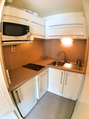 Jääkaappi, mikroaaltouuni, uuni, kahvin-/teenkeitin