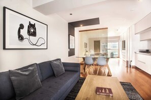 Una televisión, una oficina