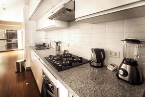 ثلاجة، ميكروويف، فرن، موقد طهي مسطح