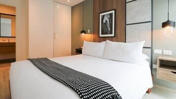 1 dormitorio, tabla de planchar con plancha, wifi y ropa de cama