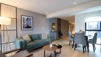 Una televisión, una oficina