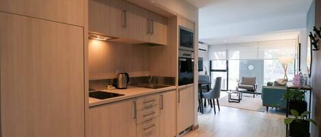 Frigorífic, microones, forn i placa de cuina