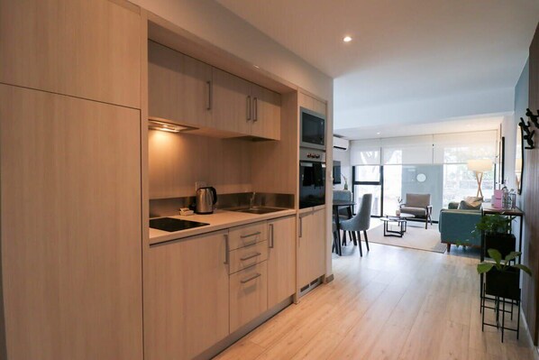 Frigorífico, microondas, horno y placa de cocina