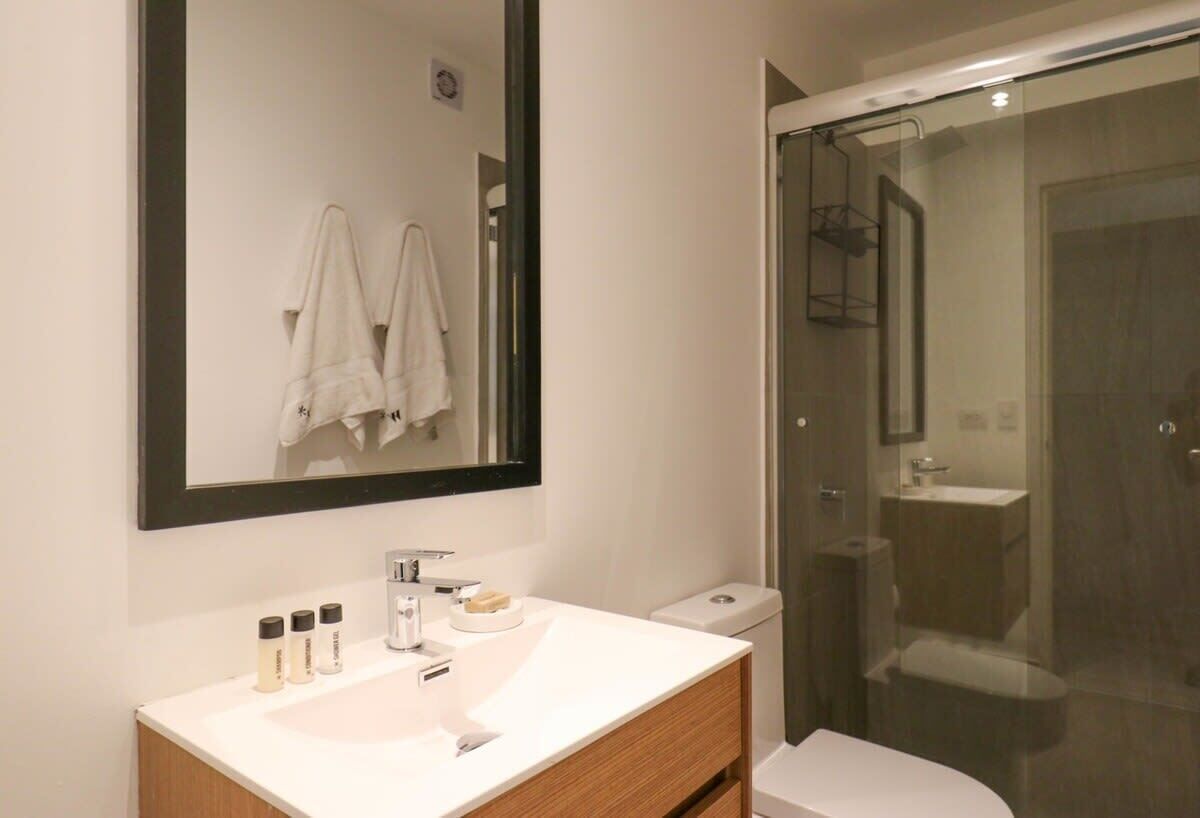 Dusche, Haartrockner, Handtücher, Shampoo