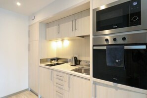 Frigorífico, microondas, horno y placa de cocina