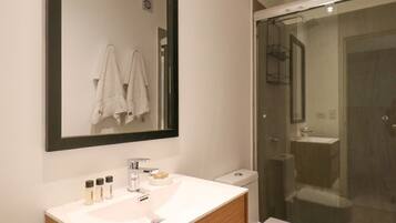 Suihku, hiustenkuivaaja, pyyhkeet