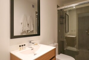 Douche, sèche-cheveux, serviettes fournies