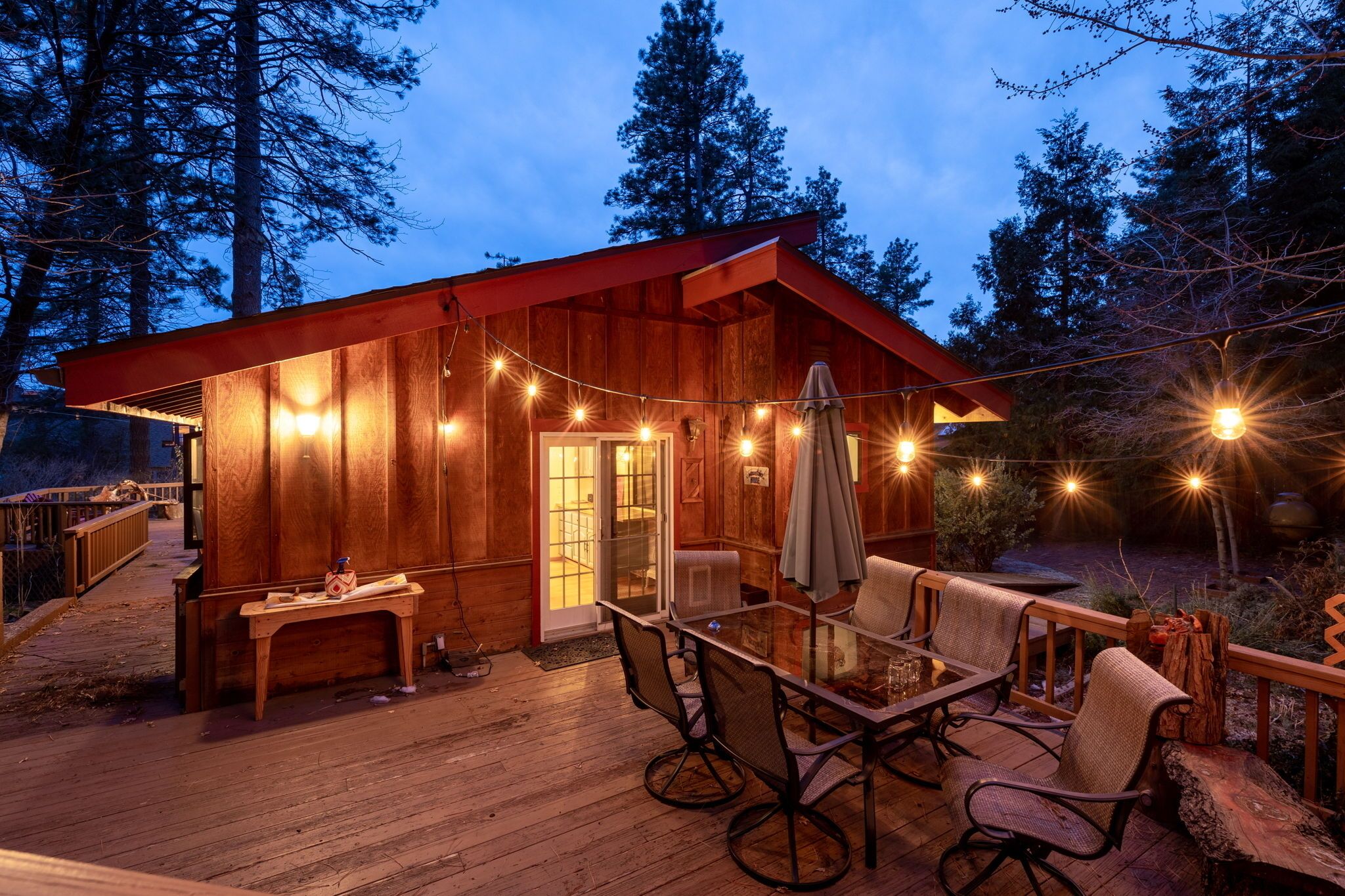 Cozy Cabin in Idyllwild with romantic Mountain Views—and a game room! Sleeps 10