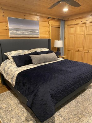 4 bedrooms, desk, iron/ironing board, free WiFi