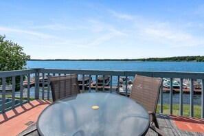 Outdoor dining - Spacious multi-level suite with Fife lake views (Fife Lake)