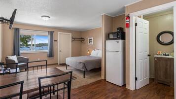 1 habitación, tabla de planchar con plancha, wifi y ropa de cama