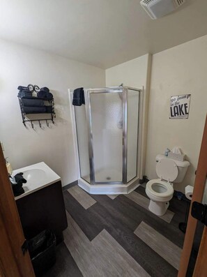 Douche, sèche-cheveux, serviettes fournies