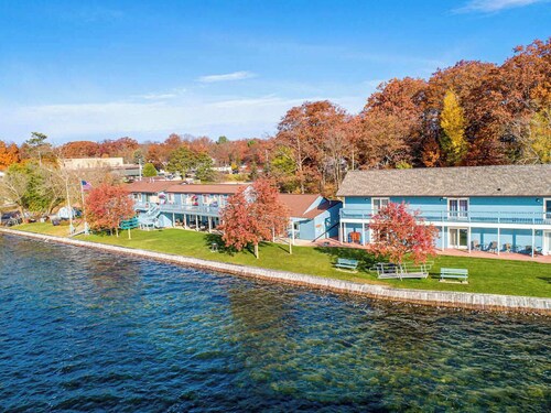 Lakeside Double Queen Suite | Upper-Level Retreat
