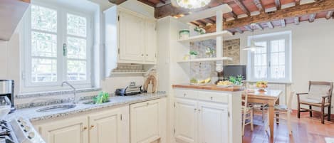 Frigorífico, microondas, horno y lavavajillas