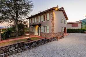 Exterior - Villa Dondolino, a Stylish Farmhouse with Private Pool close to Lucca and the Beach (Lucca)