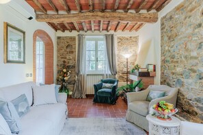 TV - Villa Dondolino, a Stylish Farmhouse with Private Pool close to Lucca and the Beach (Lucca)
