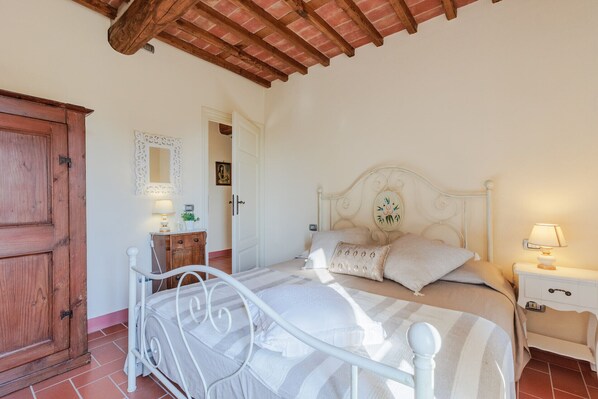 4 bedrooms, iron/ironing board, bed sheets