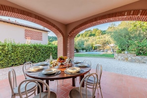 Outdoor dining - Villa Dondolino, a Stylish Farmhouse with Private Pool close to Lucca and the Beach (Lucca)