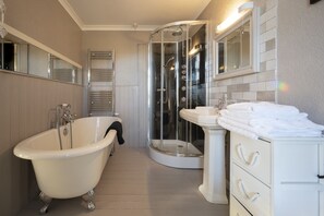 Shower, hair dryer, towels, soap - A luxurious Country home- 2 mins drive to Loch Ness (sleeps 28) (Inverness)