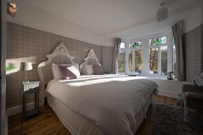 12 bedrooms, travel cot, WiFi, bed sheets