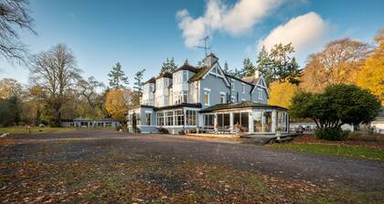 A luxurious Country home- 2 mins drive to Loch Ness (sleeps 28)