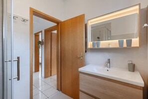 Dusche, Haartrockner, Handtücher, Seife