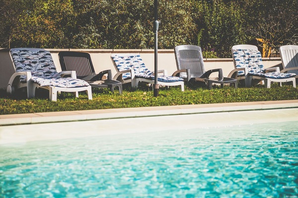 Una piscina al aire libre