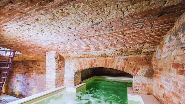 A swimming pool with a brick interior and a clear water surface. - Country House with heated pool near the center (Firenze)