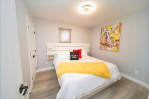 2 bedrooms, desk, iron/ironing board, WiFi - Classy Main Canadian Suite - Close to Attractions (Niagara Falls)