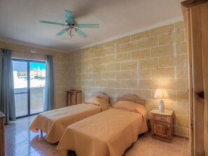 3 habitaciones, tabla de planchar con plancha, wifi y ropa de cama 