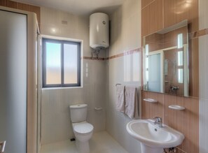 Shower, hair dryer, towels, soap - Modern 3rd floor penthouse + air conditioning in a perfect location in Victoria (Ir-Rabat Ghawdex)