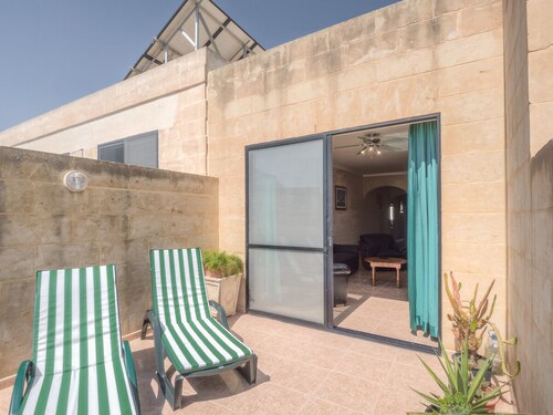 Modern 3rd floor penthouse + air conditioning in a perfect location in Victoria