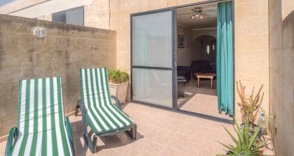 Modern 3rd floor penthouse + air conditioning in a perfect location in Victoria