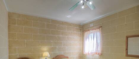 3 habitaciones, tabla de planchar con plancha, wifi y ropa de cama