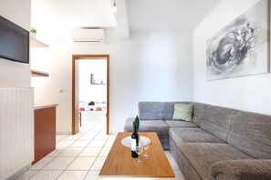 TV - Beautiful spacious apartment (No. 2) with 2 bedrooms 300m from the beach (Porec)