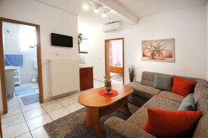TV - Beautiful spacious apartment (No. 2) with 2 bedrooms 300m from the beach (Porec)