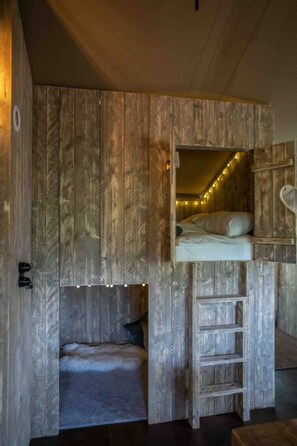 3 bedrooms, desk, travel cot, WiFi