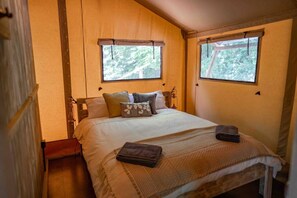 3 bedrooms, desk, travel cot, WiFi