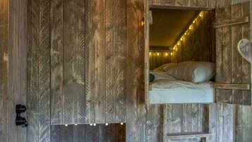 3 bedrooms, desk, travel cot, WiFi