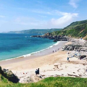 A coastal beach with rocky terrain and a clear view of the sea. - Lower Coombe Royal- Orchard Lodge with Hot Tub (Kingsbridge)